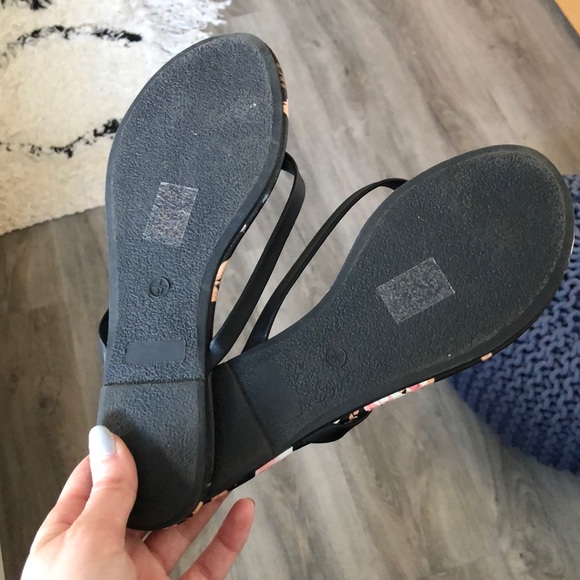 Le Chateau Flip Flops - Picture 4 of 4